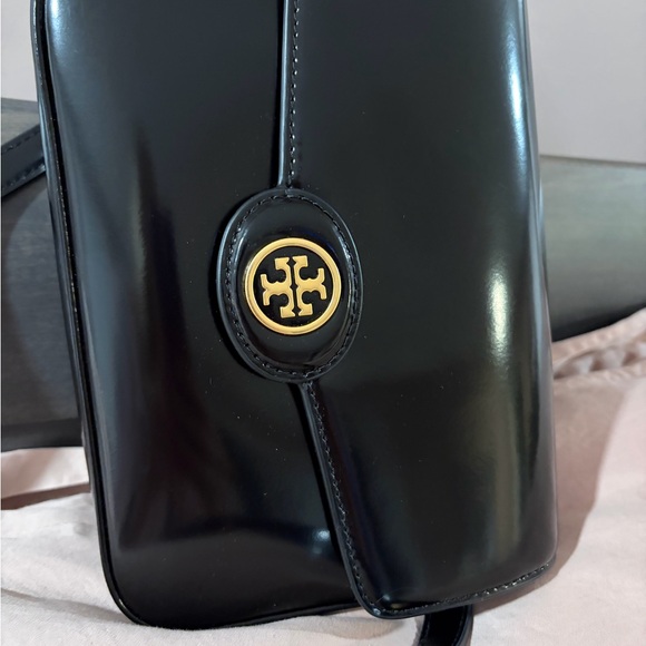 Like new Tory Burch Black Patent Leather Robinson Convertible Bag - Picture 5 of 13